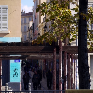 Abri en bois et métal devant une ruelle et des maisons colorées - France  - collection de photos clin d'oeil, catégorie rues